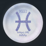 かわいいカスタム魚座サイン紫の誕生日パーティー ペーパープレート<br><div class="desc">この紫かわいらしとラベンダーピセスの誕生日パーティーの紙プレートは、〔占星術の〕十二宮図からのあなたのサイン占星術のを、星座のように美しい輝きで特色にする。2月カスタマイズ末か3月初めのお誕生日の方に向けてキュラシースクリプトで名前を付けたかわいいデコ。</div>