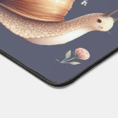 かわいいカタツムリの郵便イラスト - 花とパステルカラーの繊細な世界 デスクマット (コーナー)