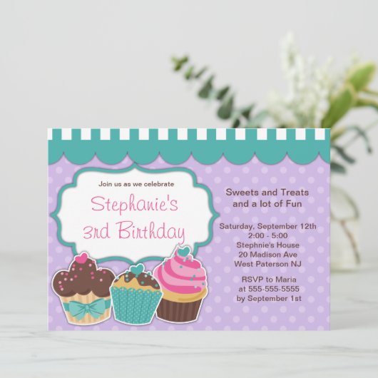 かわいいカップケーキの女の子の誕生日のパーティの招待状 招待状 (スタンド正面)