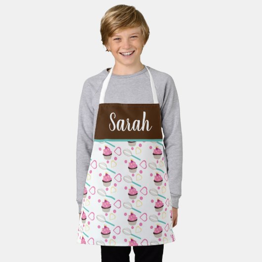 かわいいカップケーキチョコレートピンクウィスクキッズ エプロン (着用した状態)