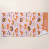 かわいいカップケーキ、パイやドーナツ、ピンクに名前を付けた ビーチタオル (正面)