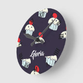 かわいいカップケーキ（青） ラウンド壁時計 (傾斜)