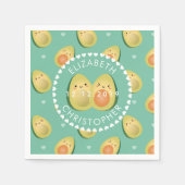 かわいいカップルのアボカドで結婚式を避けよう スタンダードカクテルナプキン (正面)