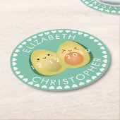 かわいいカップルのアボカドで結婚式を避けよう ラウンドペーパーコースター (アングル)