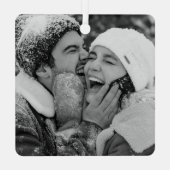 かわいいカップルの右にスワイプ メタルオーナメント (裏面)