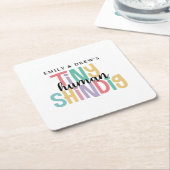 かわいいカップルの赤ちゃんシャワー、小さな人間しんちゃん スクエアペーパーコースター (アングル)