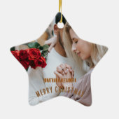 かわいいカップル豪華なフォトゴールデンブラウン文字 セラミックオーナメント (裏面)