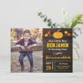 かわいいカボチャの男の子 秋の誕生日写真招待状 招待状 (スタンド正面)