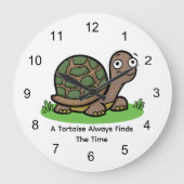 かわいいカメは常に時間を見つける ラージ壁時計 (正面)