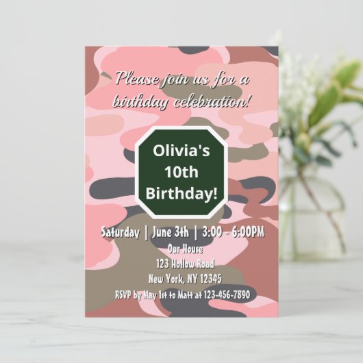 かわいいカモフラージピンク&グリーンシンプルおもしろい誕生日 招待状 (スタンド正面)