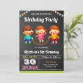 かわいいカラフルな子供の縄跳び誕生日パーティー 招待状 (スタンド正面)