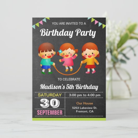 かわいいカラフルな子供の縄跳び誕生日パーティー 招待状 (スタンド正面)