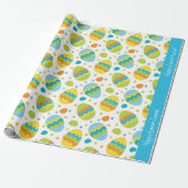 かわいいカラフルイースターの卵のパターンとキッド名 ラッピングペーパー (アンロールド)