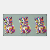 かわいいカラフルキャットイラストレーションオンセージグリーン デスクマット (正面)