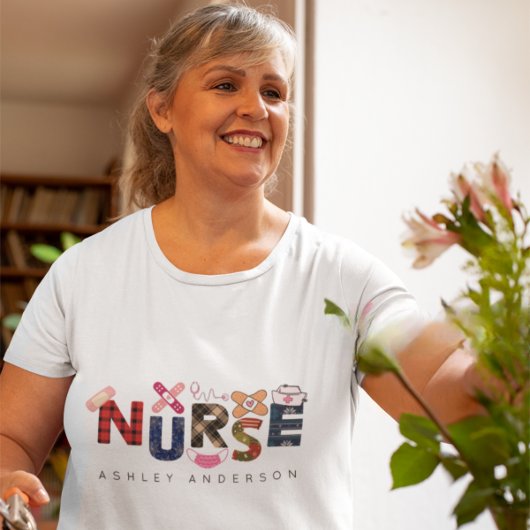 かわいいカラフルナースギフト名前をカスタムするクリスマス Tシャツ