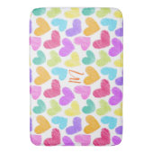 かわいいカラフルハートパステルバレンタインラブモノグラム バスマット (正面縦)