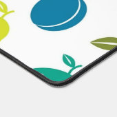 かわいいカラフルフルーツ柄モノグラム デスクマット (コーナー)