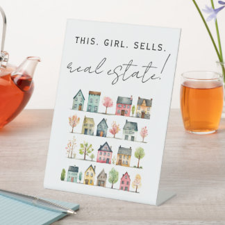 かわいいカラフル家この女の子は不動産を実在売る 台座サイン