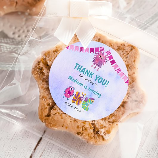 かわいいカラフル我々の小さなモンスター誕生日 ラウンドシール