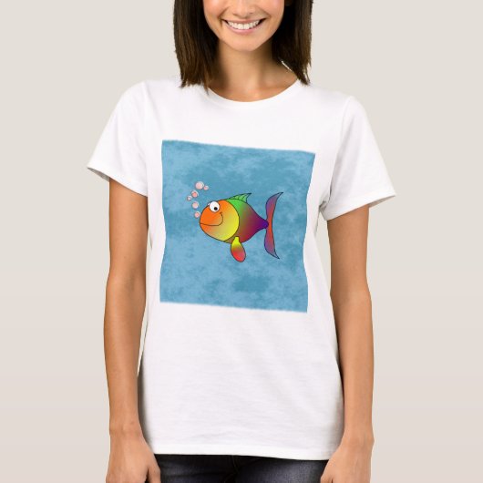 かわいいカラフル魚に微笑む虹のおもしろい Tシャツ (正面)