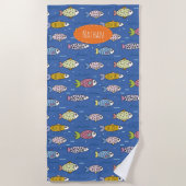 かわいいカラフル魚の柄の子パーソナライズされたども ビーチタオル (正面)