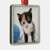 かわいいカリュプソーの子ネコおよび青いヤーン メタルオーナメント (右)