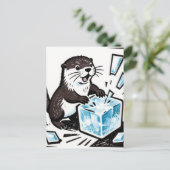 かわいいカワウソが氷のブロックを割っている ポストカード (スタンド正面)
