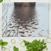 かわいいカワウソが池に立って顔を キッチンタオル (折り畳み)