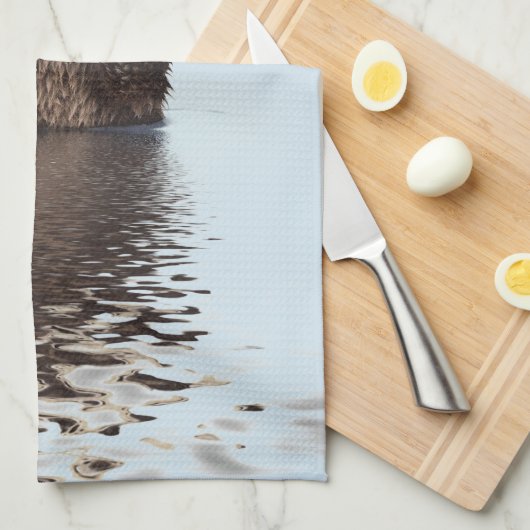 かわいいカワウソが池に立って顔を キッチンタオル (四つ折り)