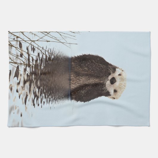 かわいいカワウソが池に立って顔を キッチンタオル (横)