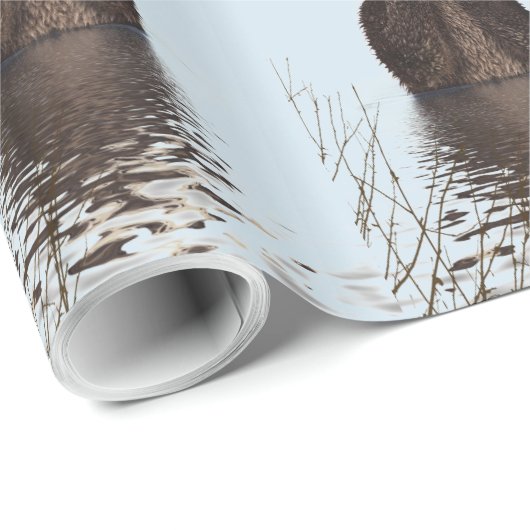 かわいいカワウソが池に立って顔を ラッピングペーパー (ロールコーナー)