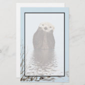 かわいいカワウソが池に立って顔を 便箋 (正面/裏面)