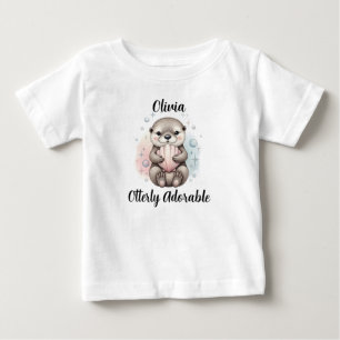かわいいカワウソちゃんと貝殻のデザインTシャツ「完全に愛らしい」 ベビーTシャツ
