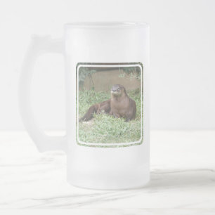 かわいいカワウソによって曇らされるビールのジョッキ フロストグラスビールジョッキ