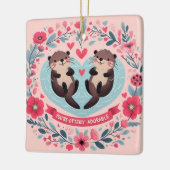 かわいいカワウソのジョーク セラミックオーナメント (左)