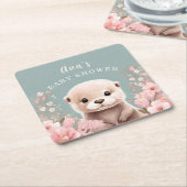 かわいいカワウソの女の子 ベビーシャワー Sage & ピンクの花 スクエアペーパーコースター (アングル)