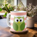 かわいいカートゥーンフクロウ – サンゴと緑の名書 コーヒーマグカップ<br><div class="desc">トレンディーモダン色のシンプルあるフクロウ。名前、モノグラム、またはその他の文字を追加カスタムできる。変更をもし行うには、アクリックートをのまわりにボタンに移す必要カスタマイズがある。</div>