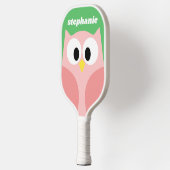 かわいいカートゥーンフクロウ – サンゴと緑 – 名前 ピックルボールラケット (左)