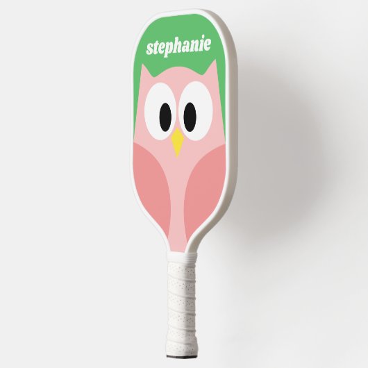 かわいいカートゥーンフクロウ – サンゴと緑 – 名前 ピックルボールラケット (左)