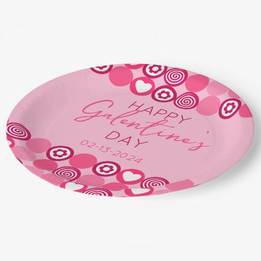 かわいいガレンタインズデーのピンクのハートと花柄 ペーパープレート (アングル)