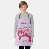 かわいいガーリーユニコーンのパーソナライズされた子供の名前 エプロン (着用した状態)