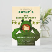 かわいいガールウィンググリーンカエルフード付スケッチ誕生日 招待状 (スタンド正面)