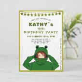 かわいいガールウィンググリーンカエルフード付スケッチ誕生日 招待状 (スタンド正面)