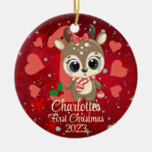 かわいいガールトナカイベビーの初めてのクリスマスレッド セラミックオーナメント (正面)