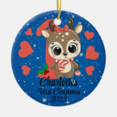 かわいいガールトナカイベビーの初めてのクリスマス セラミックオーナメント (正面)