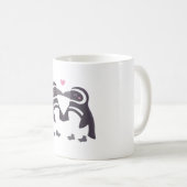 かわいいキスをするペンギンのカップル コーヒーマグカップ (正面右)