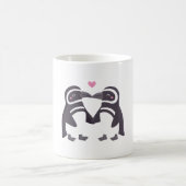 かわいいキスをするペンギンのカップル コーヒーマグカップ (中央)