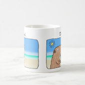 かわいいキャピバラ肌寒いオンビーチ名前をカスタムする コーヒーマグカップ (中央)