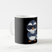 かわいいキャラクターのペンギンのサッカー選手 コーヒーマグカップ (正面左)