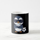 かわいいキャラクターのペンギンのサッカー選手 コーヒーマグカップ (中央)
